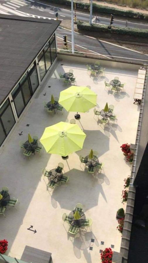 Studio 405 Op Zeedijk Met Frontaal Zeezicht 4De Verdiep Middelkerke Bagian luar foto